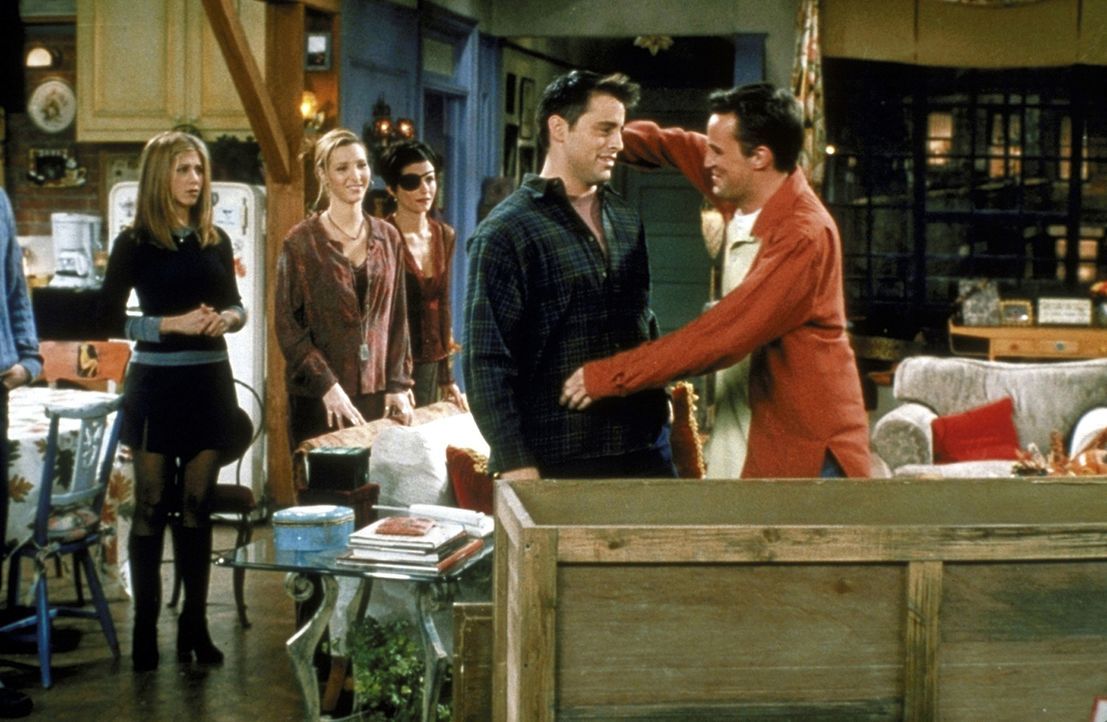 Chandler (Matthew Perry, r.) und Joey (Matt LeBlanc, 2.v.r.) hatten einen riesen Streit. Rachel (Jennifer Aniston, l.), Phoebe (Lisa Kudrow, 2.v.l.)... - Bildquelle: TM+  2000 WARNER BROS.