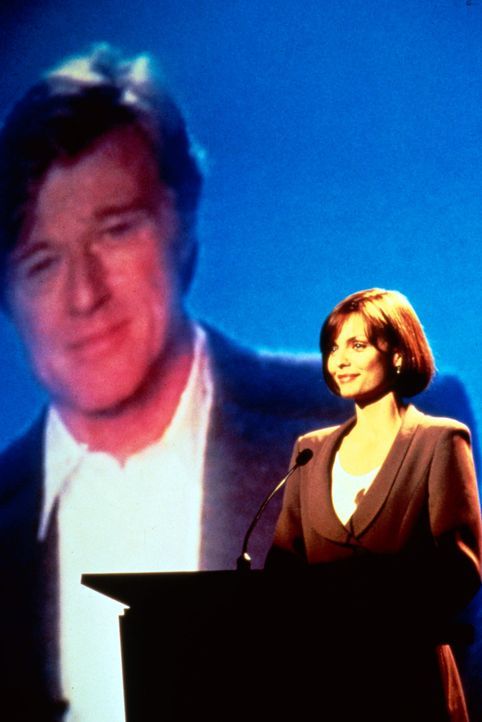 Bei ihrer Ansprache ist Sally (Michelle Pfeiffer, r.) voll des Lobes für ihren Freund und Mentor Warren (Robert Redford, l.). - Bildquelle: Buena Vista Pictures
