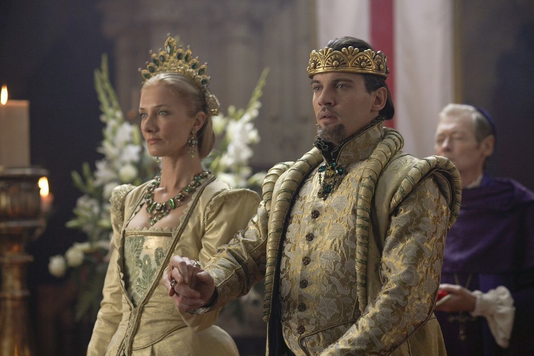 Während sich ein Krieg mit Frankreich anbahnt, heiratet Henry VIII. (Jonathan Rhys Meyers, r.) die attraktive Witwe Catherine Parr (Joely Richardso... - Bildquelle: 2010 TM Productions Limited/PA Tudors Inc. An Ireland-Canada Co-Production. All Rights Reserved.