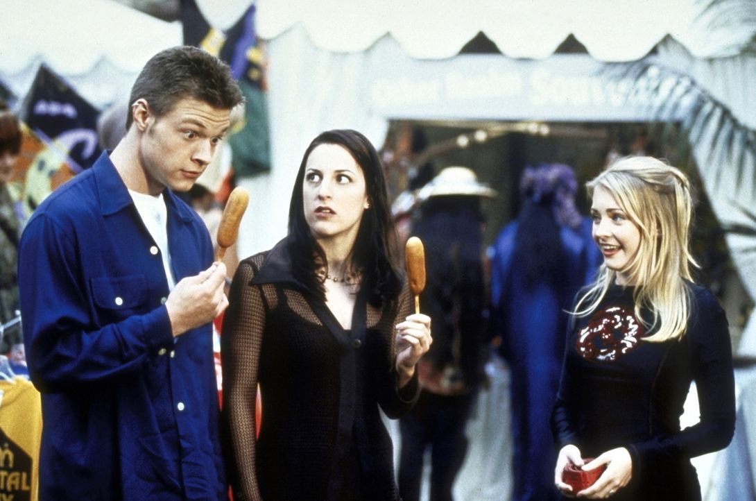 Harvey (Nate Richert, l.) und Valerie (Lindsay Sloane, M.) erleben mit Sabrina (Melissa Joan Hart, r.) viele aufregende Dinge ... - Bildquelle: Paramount Pictures