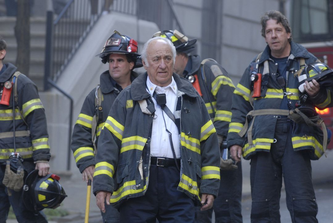 Chief Feinstein (Jerry Adler) ist überzeugt, dass Tommy seine Tochter Beth sexuell belästigt hat ... - Bildquelle: 2007 Sony Pictures Television Inc. All Rights Reserved