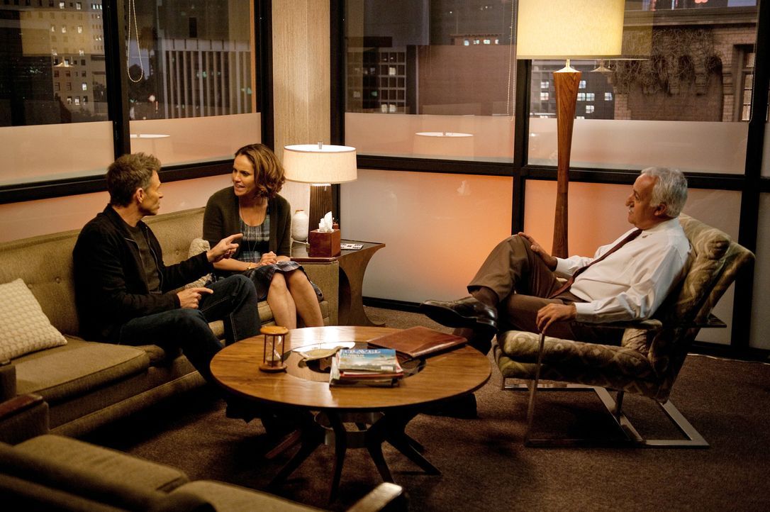 Während Pete (Tim Daly, l.) und Violet (Amy Brenneman, M.) mit Hilfe eines Therapeuten (Brian George, r.) ihre Beziehung retten wollen, erhält Ameli... - Bildquelle: ABC Studios