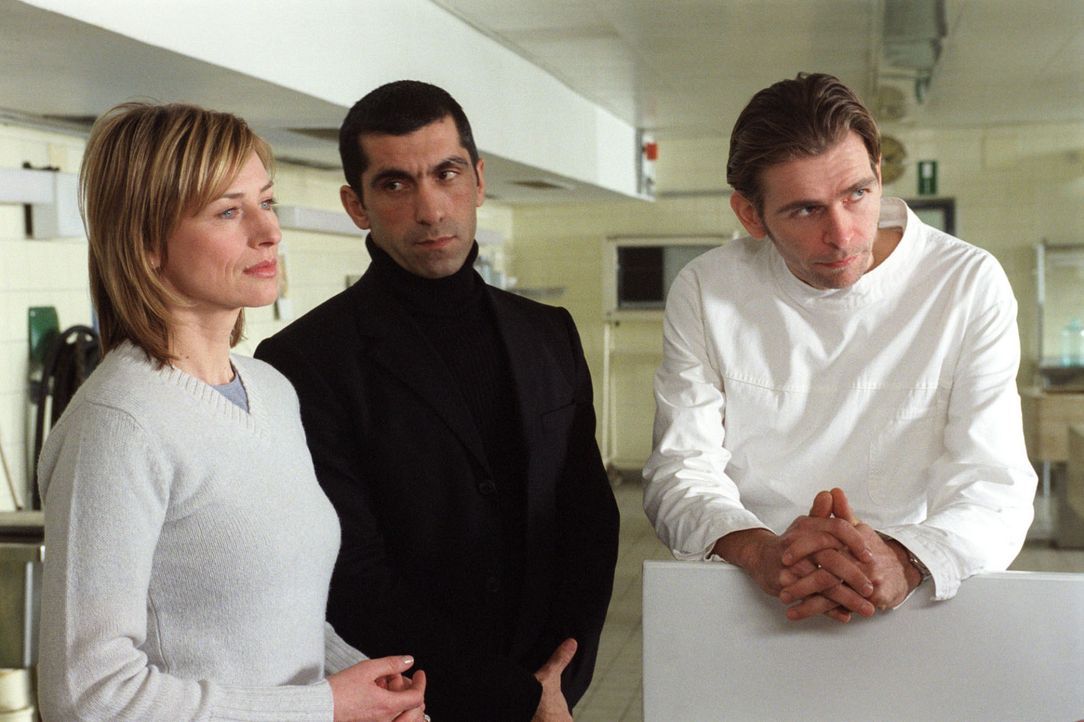 Pathologe Arango (Tonio Arango, r.) konfrontiert Eva Blond (Corinna Harfouch, l.) und ihren Kollegen Alyans (Erdal Yildiz, M.) mit einem eher ungew - Bildquelle: Sat.1
