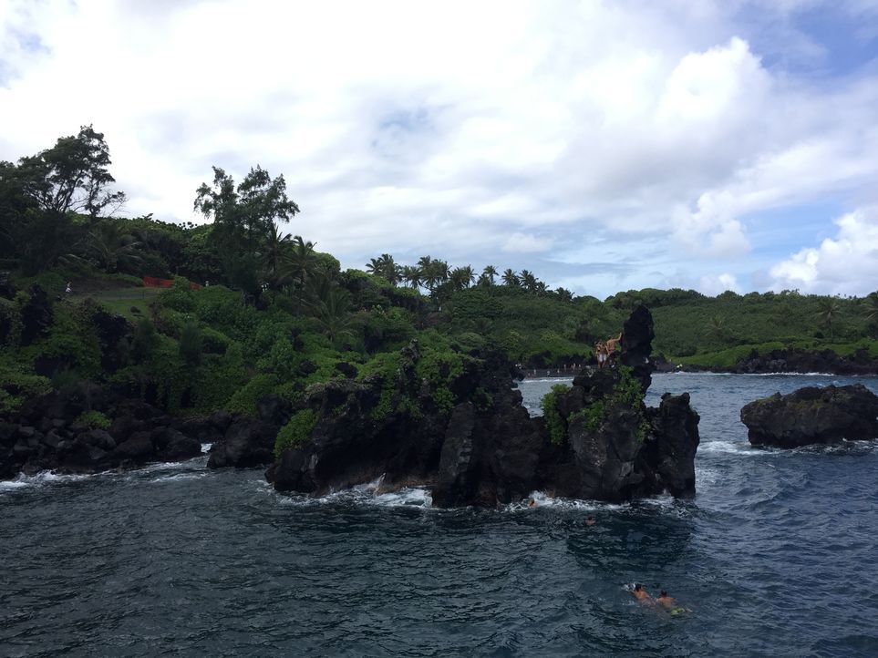 Der "Wai'anapanapa State Park" auf Maui, Hawaii, bietet einen schwarzen Sandstrand und tolle Aussichten ... - Bildquelle: 2016, The Travel Channel, L.L.C. All Rights Reserved.