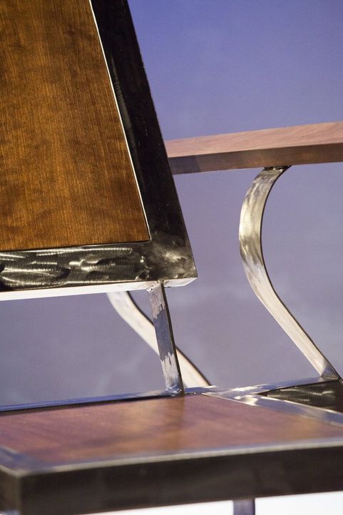 Gasper wagt sich mit seinem speziellen Stuhl sehr weit aus dem Fenster - zu weit? - Bildquelle: 2015 Warner Bros.