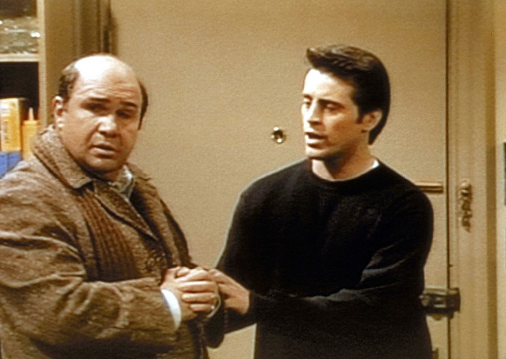 Joey (Matt LeBlanc, r.) versucht, seinem Vater (Robert Costanzo, l.) zu erklären, dass er sich von seiner Geliebten trennen muss, was Daddy aber ü... - Bildquelle: TM+  2000 WARNER BROS.
