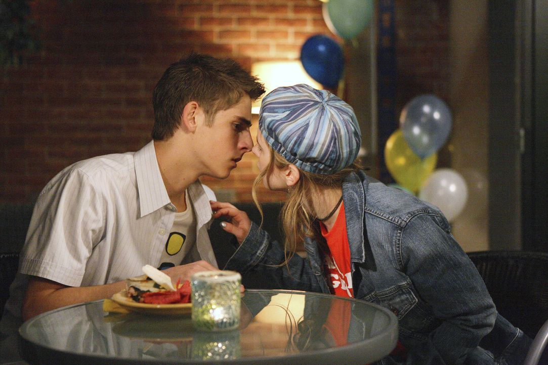 Liebe liegt in der Luft: Auch Josh (Jean-Luc Bilodeau, l.) und Andy (Magda Aponowicz, r.) nähern sich immer weiter an ... - Bildquelle: TOUCHSTONE TELEVISION