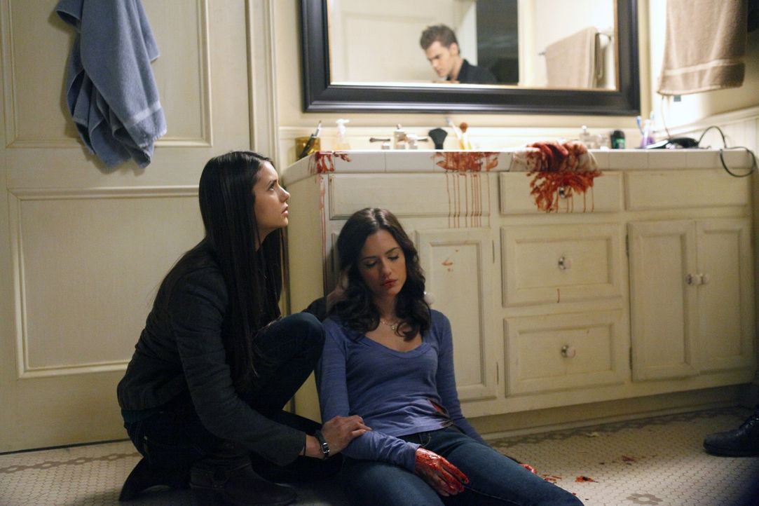 Kommt ihre Hilfe zu spät? Elena (Nina Dobrev, l.) findet Meredith (Torrey DeVitto, r.) mit massivem Blutverlust im Badezimmer vor. - Bildquelle: Warner Brothers