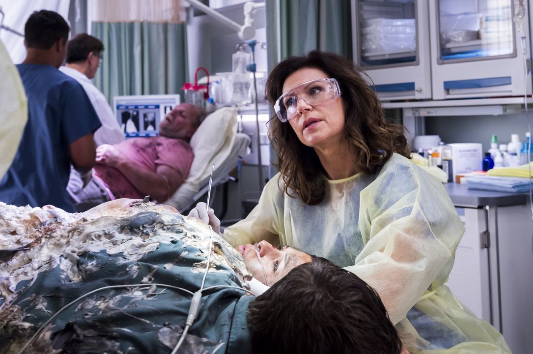Während Dr. Kinney (Wendy Crewson) versucht, zwei Patienten voneinander zu lösen, die durch einen Isolierschaum aneinander gebunden sind, fahren Mag... - Bildquelle: Palmer Cipriano 2014 Hope Zee Three Inc.