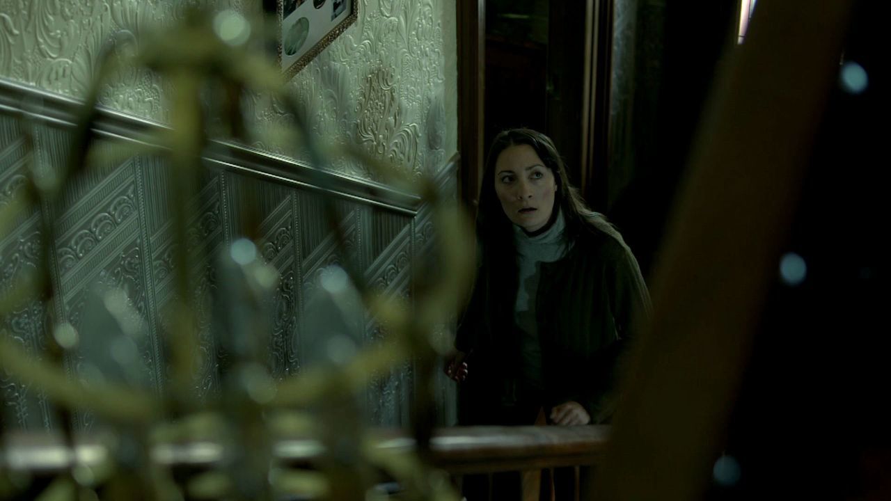 Ein verwitweter Mann zieht mit seiner neuen Frau in ein antikes Haus, um ein... - Bildquelle: SYFY MEDIA PRODUCTION LLC 2012. ALL RIGHTS RESERVED.