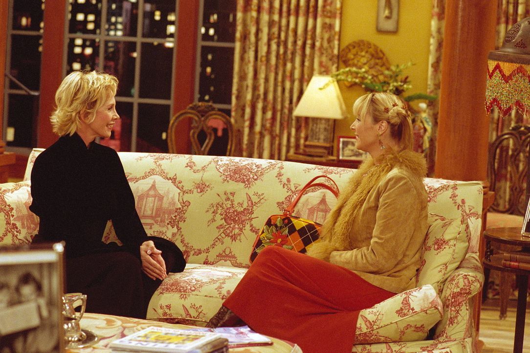 Phoebe (Lisa Kudrow, r.) versucht, sich bei der Ehefrau von Sting (Trudie Styler, l.) anzubiedern, um noch Karten für ein Konzert des Sängers zu b... - Bildquelle: TM+  WARNER BROS.
