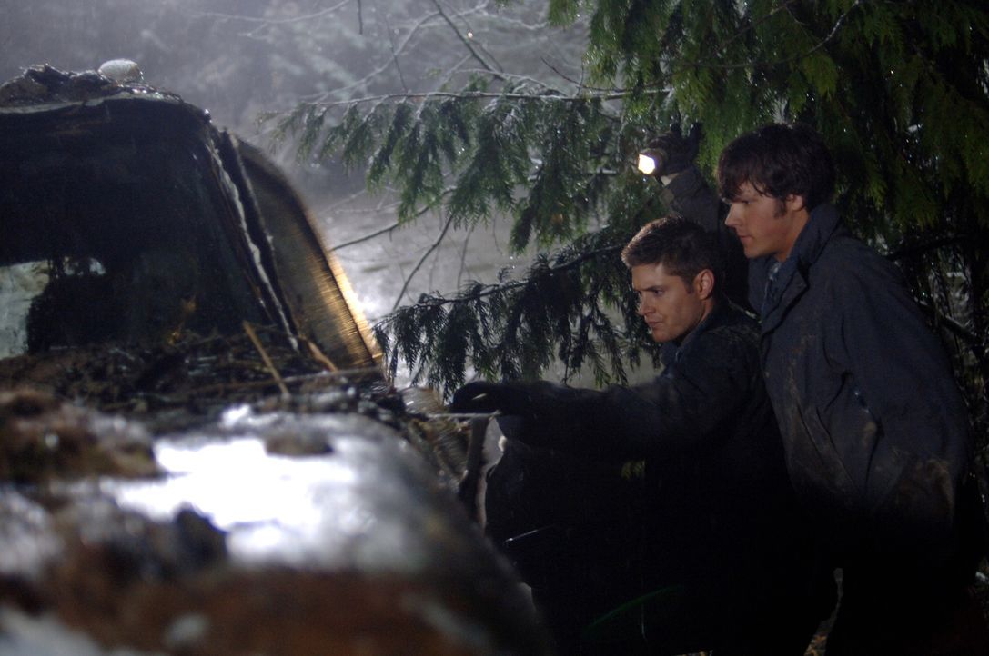 Haben es wieder mit einem mordenden Geist zu tun: Sam (Jared Padalecki, r.) und Dean (Jensen Ackles, l.) ... - Bildquelle: Warner Bros. Television