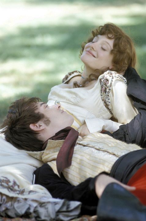 Während Amelia Sedley (Romola Garai, r.) das Picknick mit George (Jonathan Rhys-Meyer, l.) genießt, beschäftigt diesen nur ein Gedanke: Wie kann... - Bildquelle: Granada Film Productions