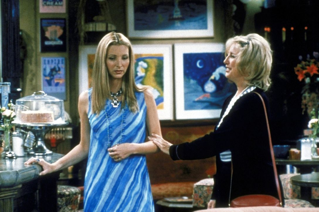 Ein treffen mit ihrer Mutter (Teri Garr, r.) ist für Phoebe (Lisa Kudrow, l.) nicht so angenehm, wie es scheinen mag ... - Bildquelle: TM+  2000 WARNER BROS.