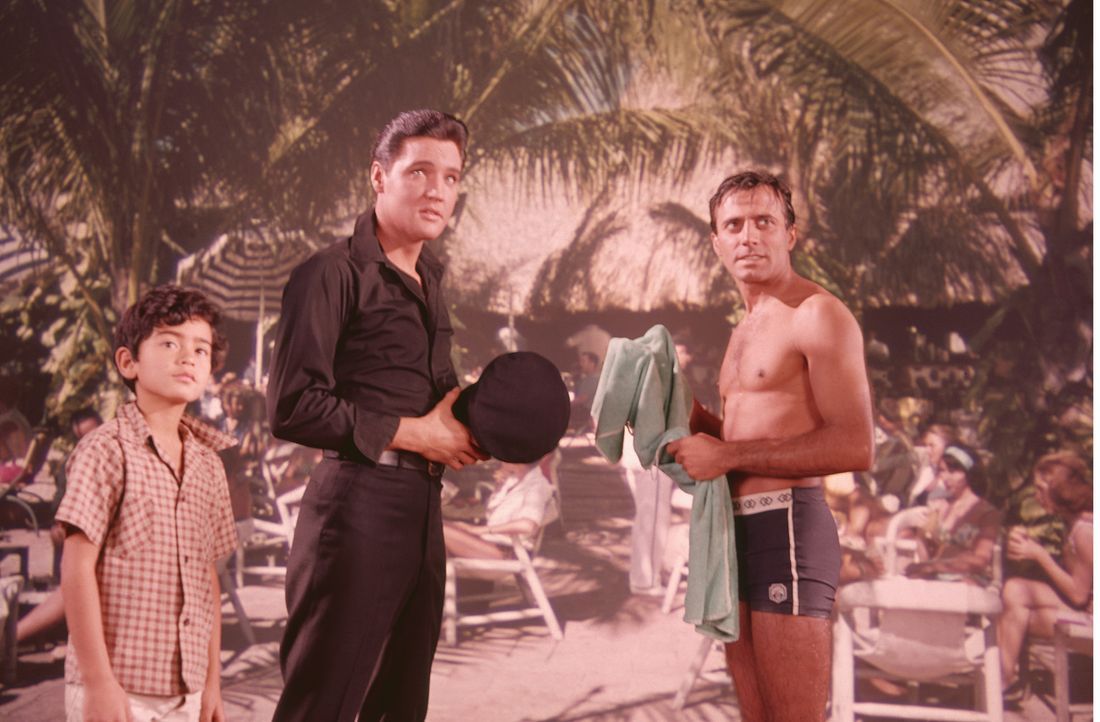 Dank des kleinen Schuhputzers Raoul Almeido (Larry Domasin, l.) schafft Mike Windgren (Elvis Presley, M.) es, in Acapulco einigermaßen gut zu leben... - Bildquelle: TM & Copyright   2003 by Paramount Pictures Corporation. All Rights Reserved.