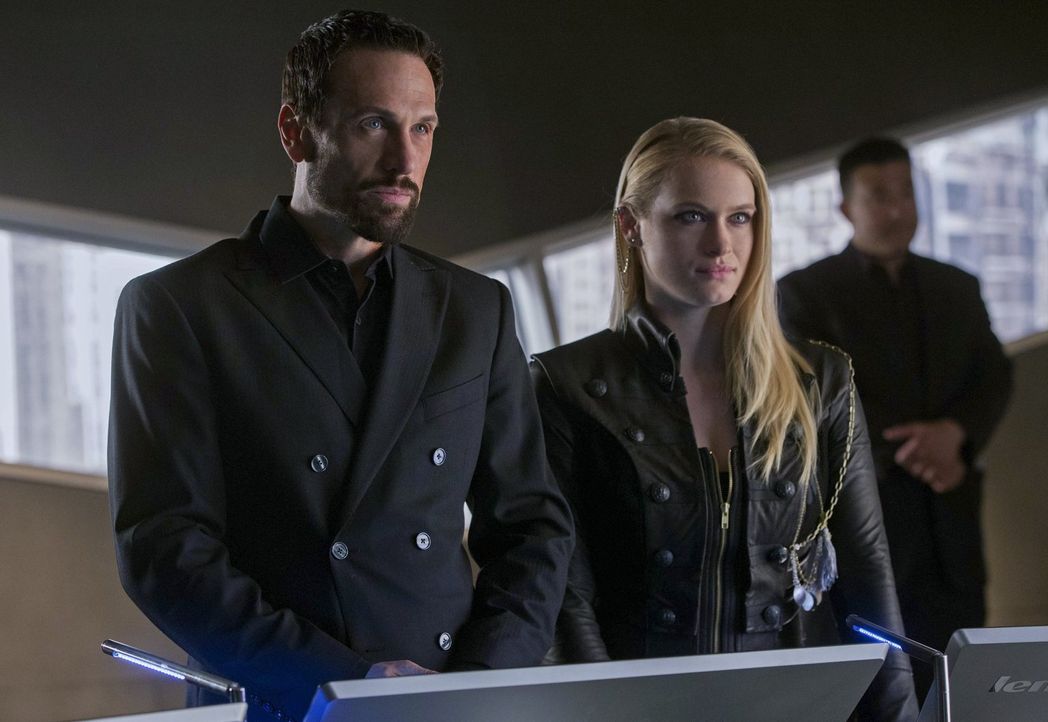 Verfolgen Natalie (Leven Rambin, r.) und der Gründer (Simon Merrells, l.) die gleichen Ziele? - Bildquelle: Warner Bros. Entertainment, Inc