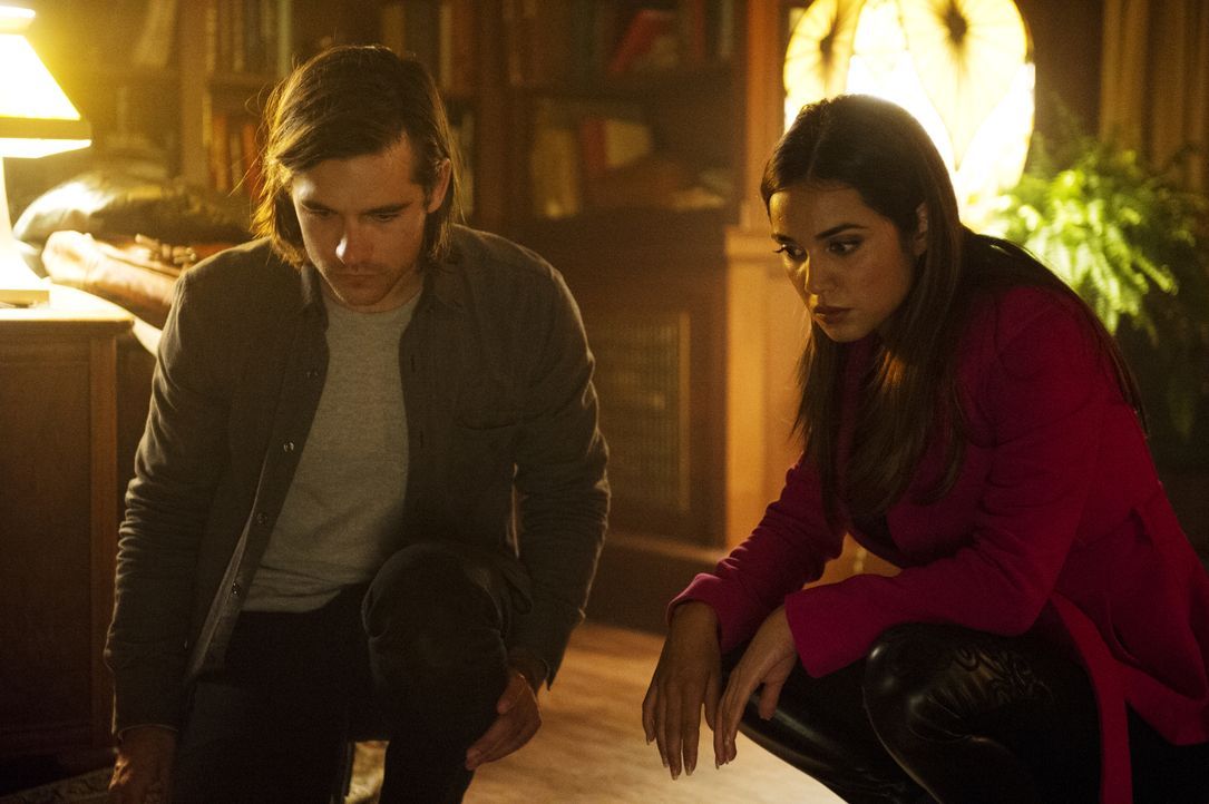 Können Quentin (Jason Ralph, l.) und Margo (Summer Bishil, r.) ihre Streitigkeiten beiseitelegen, um gemeinsam einen Weg zu finden die Bestie zu bek... - Bildquelle: Carole Segal © 2016 Syfy Media, LLC / Carole Segal