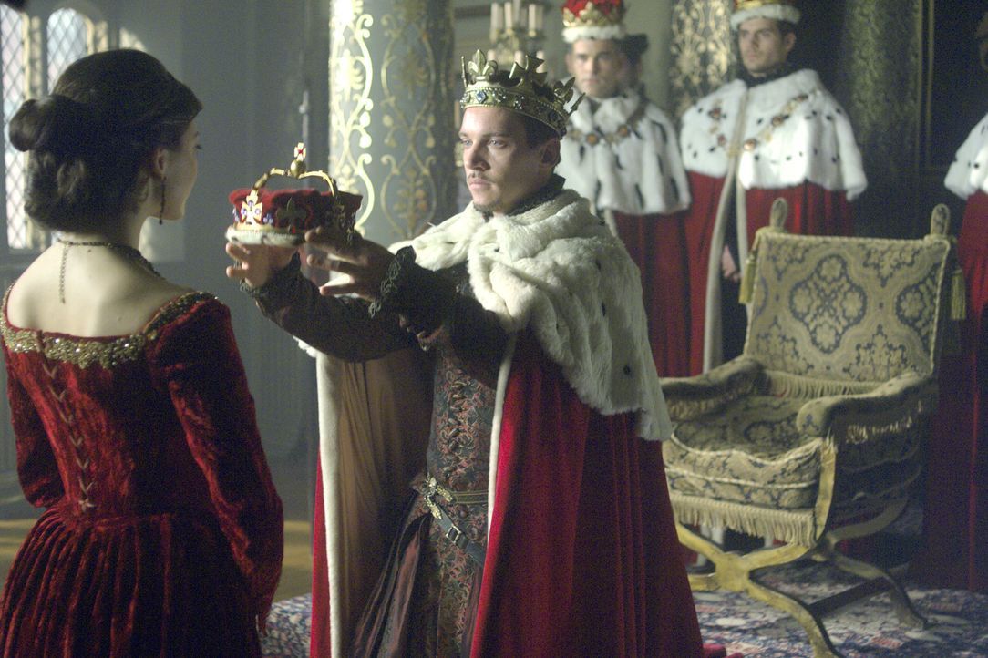 Um seinem Ziel einen Schritt näher zu kommen, ernennt König Henry VIII. (Jonathan Rhys Meyers, vorne r.) Anne Boleyn (Natalie Dormer, vorne l.) zur... - Bildquelle: 2008 TM Productions Limited and PA Tudors II Inc. All Rights Reserved.