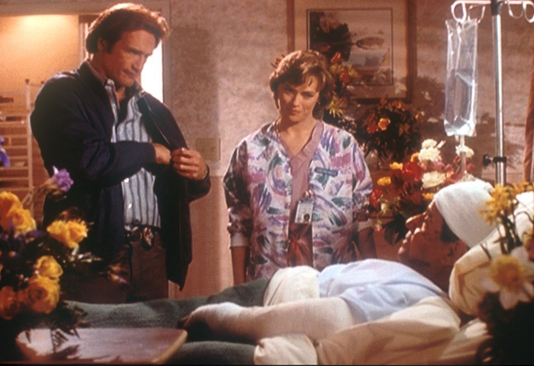 Steve (Barry Van Dyke, l.) besucht den bei einem Attentat verletzten Norman (Michael Tucci, r.); der Anschlag hatte eigentlich seinem Vater Mark geg... - Bildquelle: Viacom