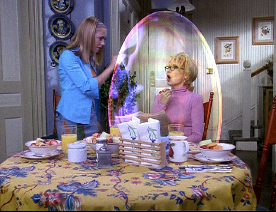 Sabrina (Melissa Joan Hart, l.) versucht, Tante Zelda (Beth Broderick, r.) aus ihrer misslichen Situation zu befreien. - Bildquelle: Paramount Pictures