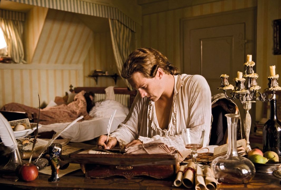 Schreibt verzweifelt seine und Lottes Geschichte für sie auf: Dieser längste Liebesbrief der Welt wird seine Novelle "Die Leiden des jungen Werther"... - Bildquelle: Warner Brothers