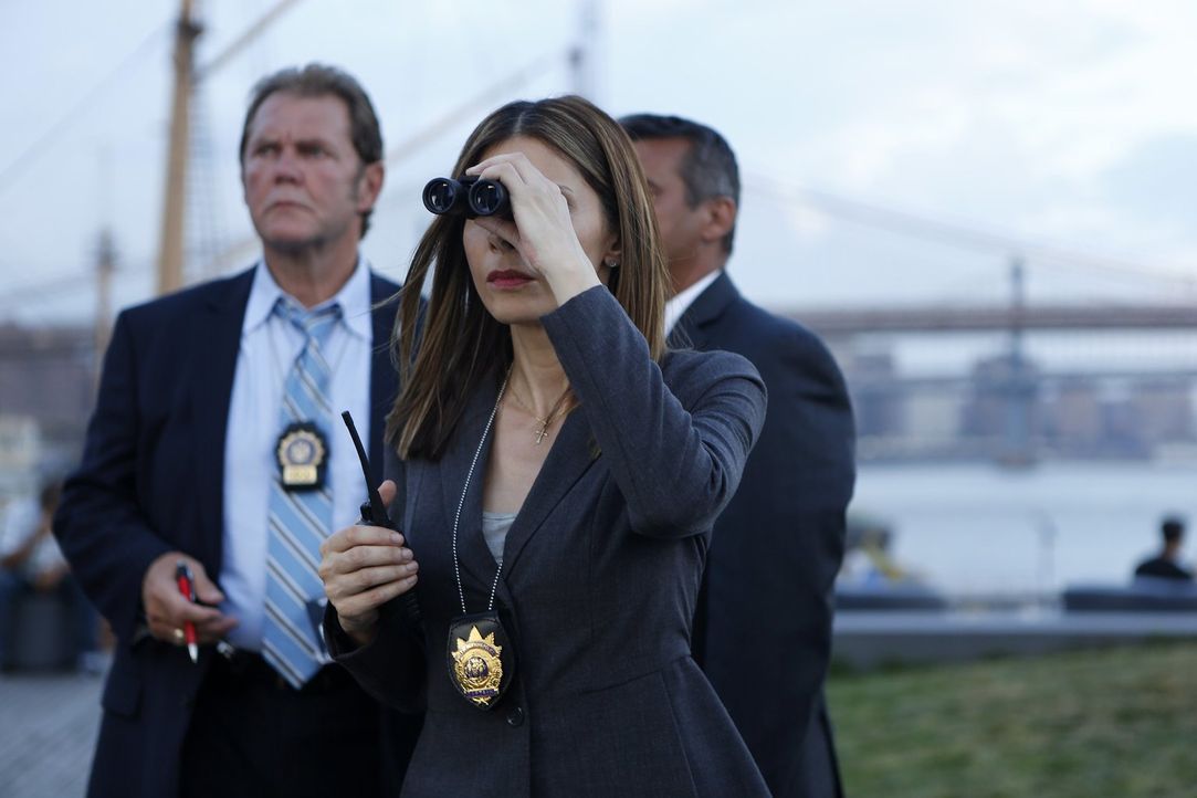 Captain Santiani (Callie Thorne, vorne) hat ihre Gründe, warum sie ihren Posten als Captain im Bezirk nicht abgeben will ... - Bildquelle: 2015 Warner Bros. Entertainment, Inc.