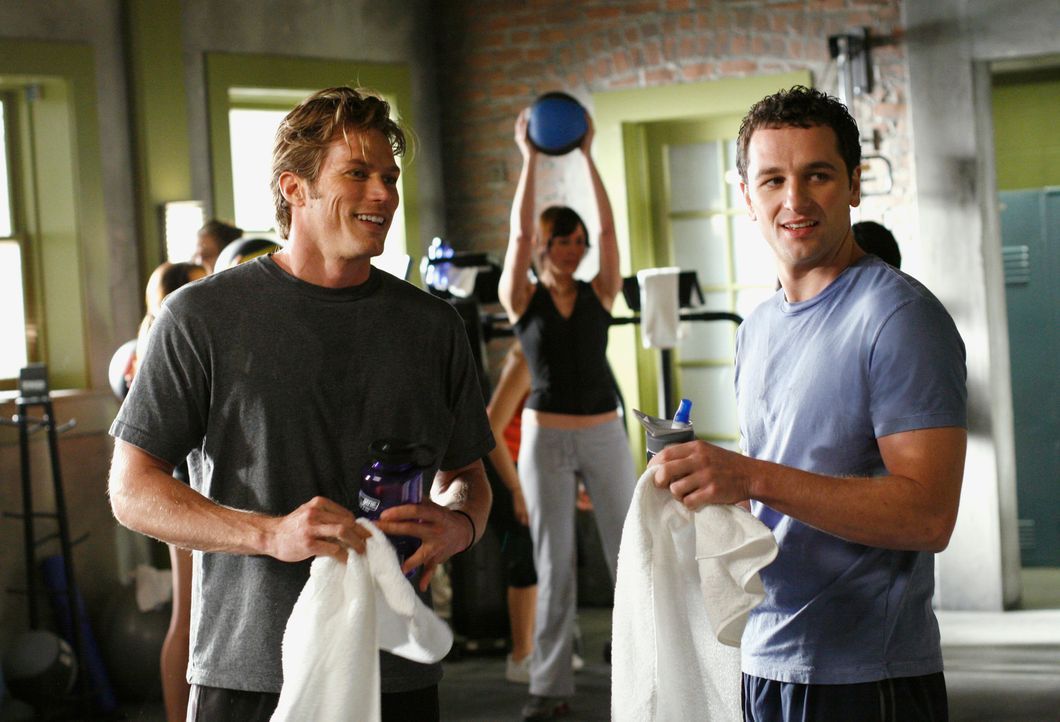 Lernen sich Fitnessstudio kennen: Kevin (Matthew Rhys, r.) und Chad (Jason Lewis, l.) ... - Bildquelle: Disney - ABC International Television