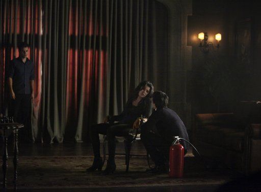 Stefan und Damon gegen Elena - Bildquelle: Warner Bros. Entertainment Inc.