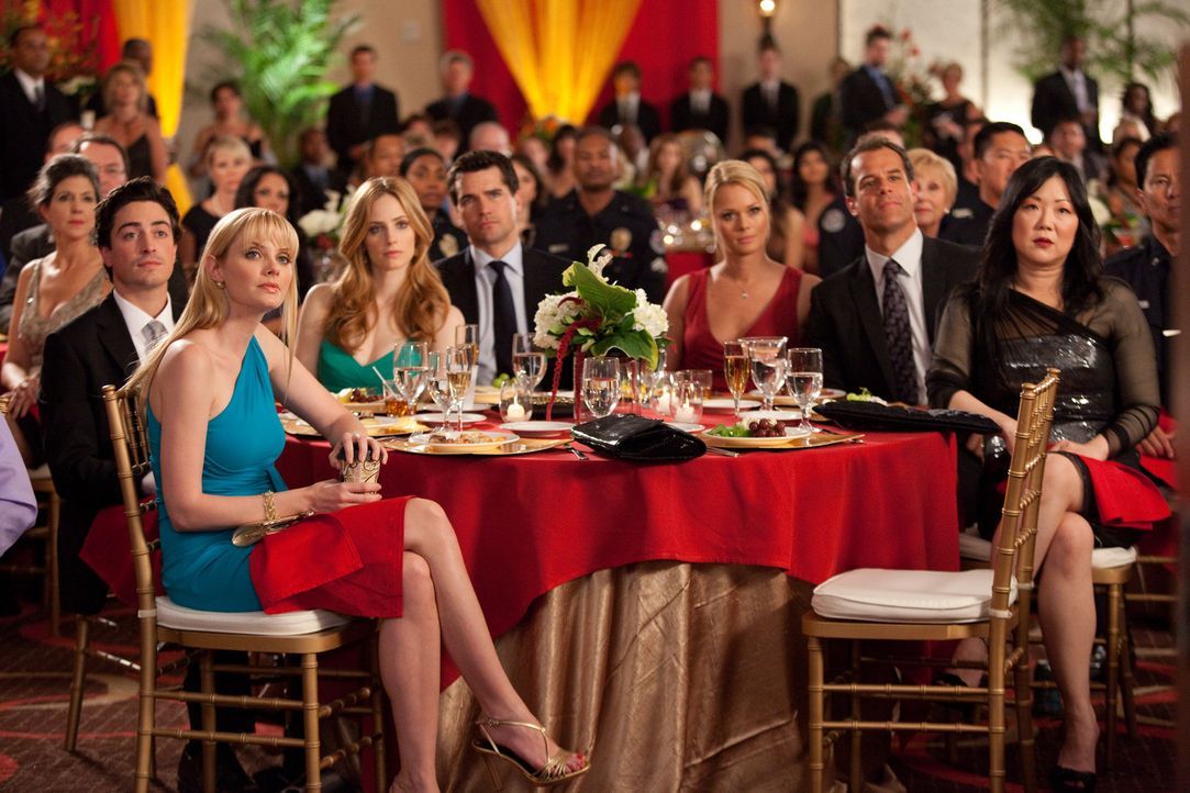 Sind von Janes Dankesrede mehr als geschockt: Jay (Josh Stamberg, 2.v.r.), Kim (Kate Levering, 3.v.r.), Grayson (Jackson Hurst, M.), Fred (Ben Feldm... - Bildquelle: 2009 Sony Pictures Television Inc. All Rights Reserved.