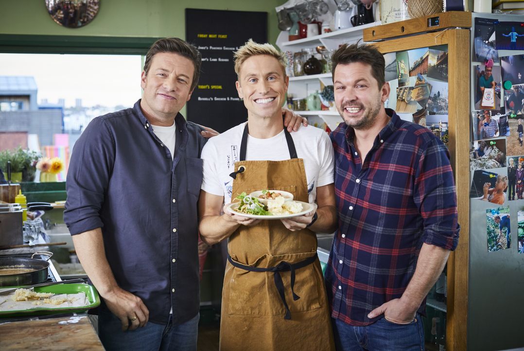 (v.l.n.r.) Jamie Oliver; Russell Howard; Jimmy Doherty - Bildquelle: Steve Ryan Jamie Oliver Productions, 2018 / Steve Ryan
