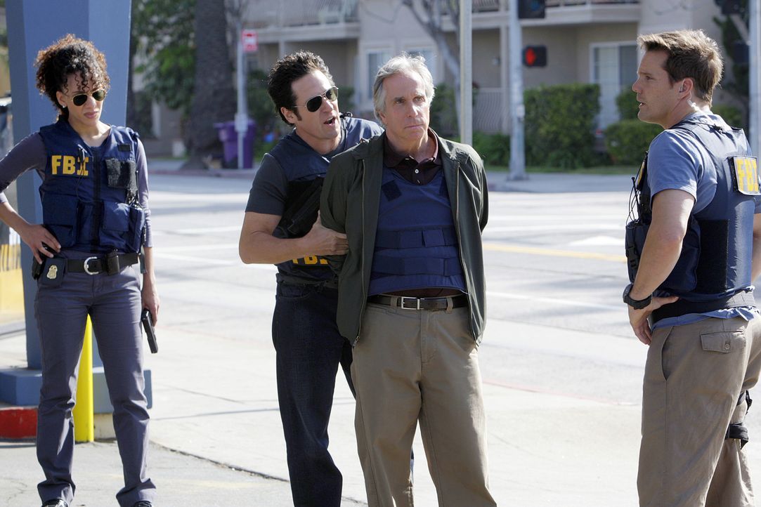 Liz (Aya Sumika, l.), Don (Rob Morrow, 2.v.l.) und Colby (Dylan Bruno, r.) arbeiten an einer Reihe von Banküberfällen, für die der ehemalige FBI-Erm... - Bildquelle: Paramount Network Television