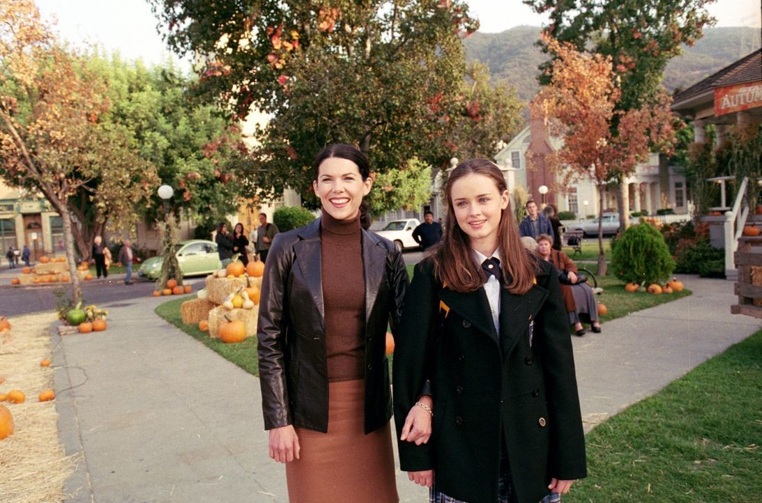 Nachdem sich Rory (Alexis Bledel, r.) und Dean nähergekommen sind, setzt Lorelai (Lauren Graham, l.) alles daran, mehr über den Jungen zu erfahren u... - Bildquelle: 2000 Warner Bros.