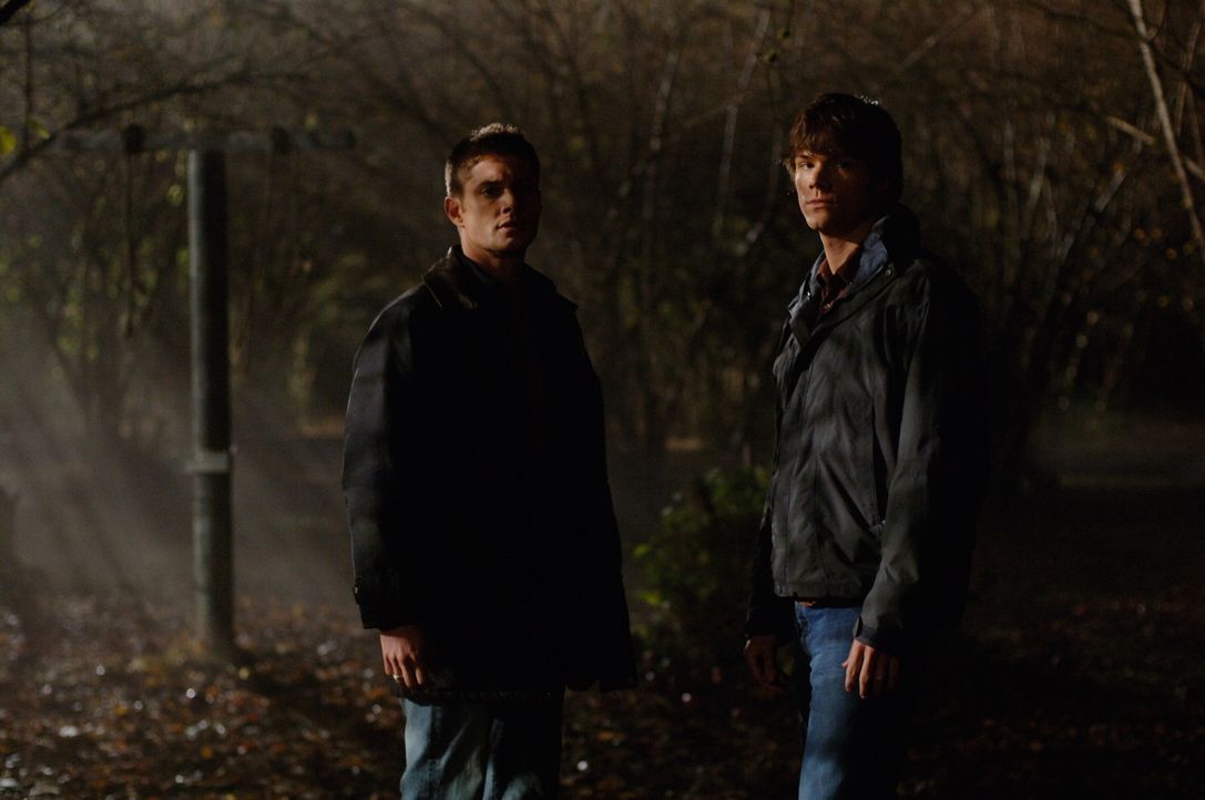 Versuchen ein Pärchen vor dem Tod zu retten: Sam (Jared Padalecki, r.) und Dean (Jensen Ackles, l.) ... - Bildquelle: Warner Bros. Television