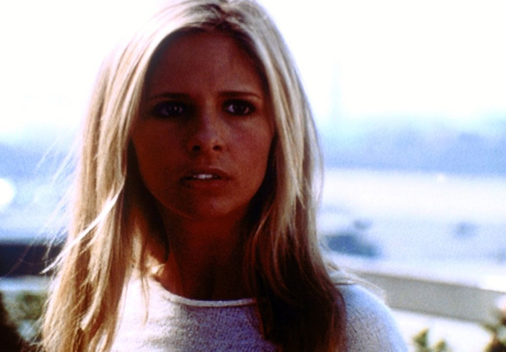Buffy (Sarah Michelle Gellar), die nach Los Angeles gekommen ist, macht dort eine ausgesprochen überraschende Entdeckung ... - Bildquelle: TM +   2000 Twentieth Century Fox Film Corporation. All Rights Reserved.