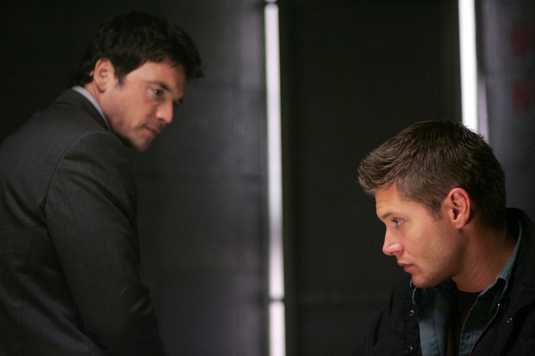Peter Sheridan (Jason Gedrick, l.) ist fest davon überzeugt, dass Dean (Jensen Ackles, r.) der Mörder von Karen ist ... - Bildquelle: Warner Bros. Television