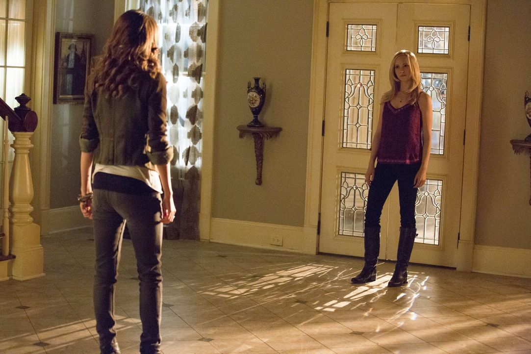 Als Caroline (Candice Accola, r.) Nadja (Olga Fonda, l.) auf frischer Tat ertappt, gerät die Situation vollkommen außer Kontrolle ... - Bildquelle: Warner Brothers