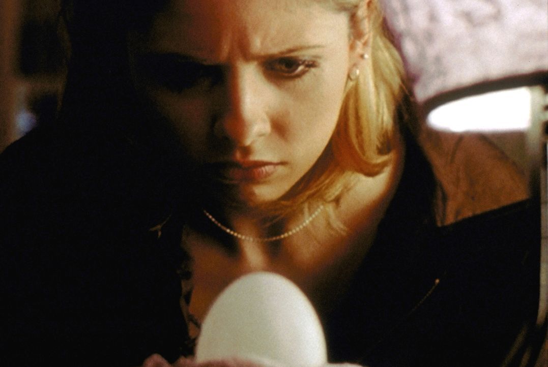 Buffy (Sarah Michelle Gellar) beobachtet misstrauisch, welche Veränderungen mit dem Ei auf ihrem Nachttisch vor sich gehen. Sie ahnt nichts Gutes. - Bildquelle: TM +   2000 Twentieth Century Fox Film Corporation. All Rights Reserved.