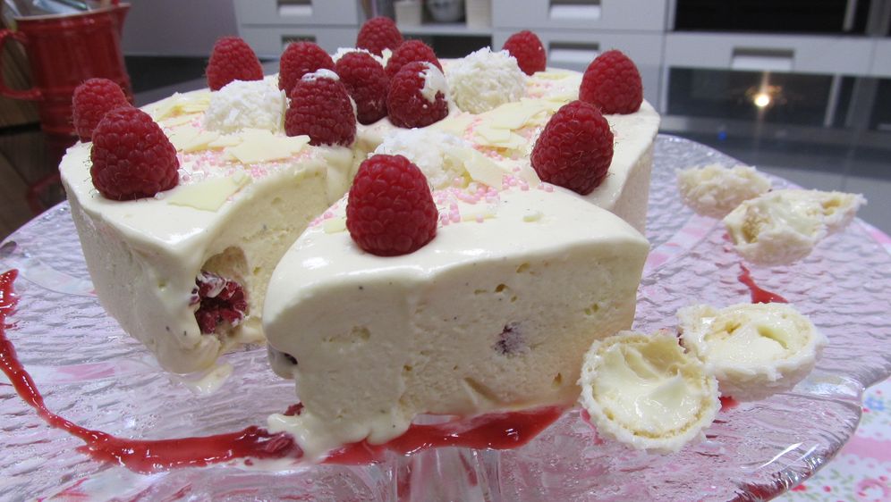 Eistorte mit Himbeeren und Kokos: Rezept aus Enie backt