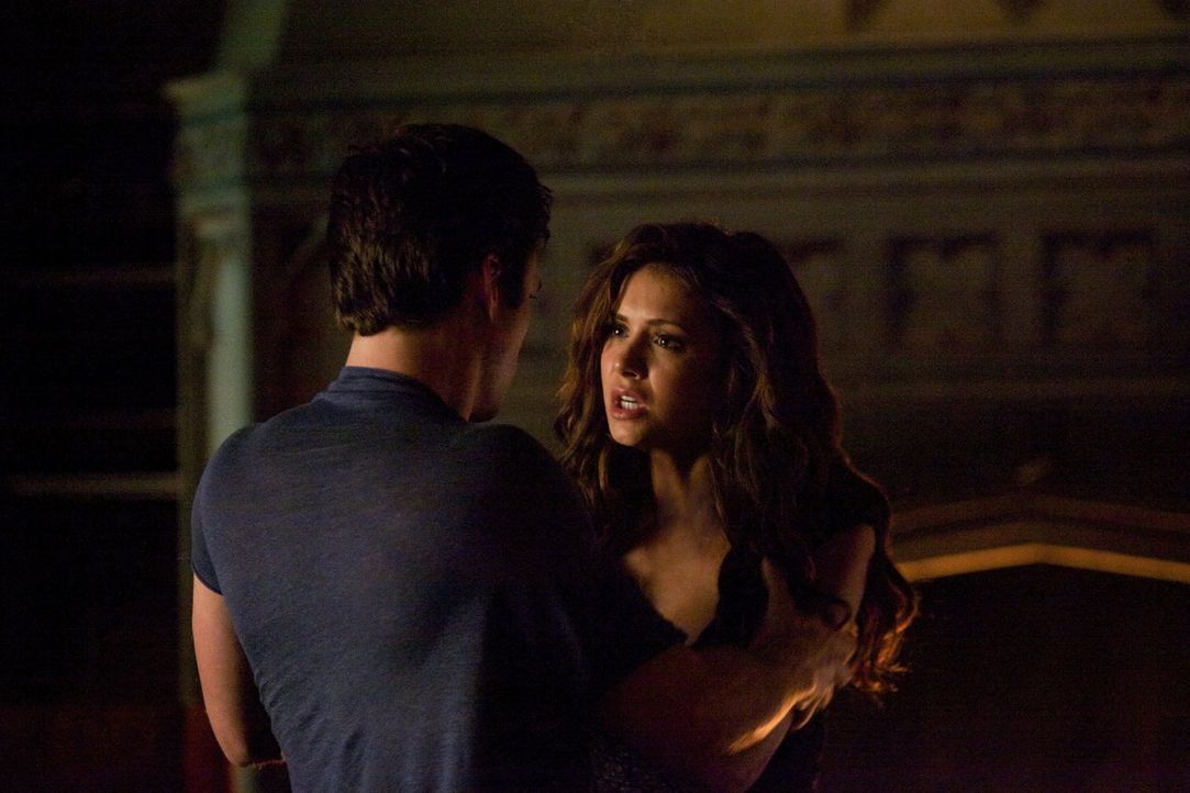 Auf der Suche nach dem Anker trifft Damon (Ian Somerhalder, l.) auf die verzweifelte Katharine (Nina Dobrev, r.) ... - Bildquelle: Warner Brothers