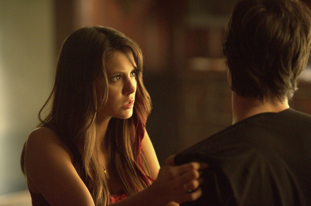 Elena redet auf Damon ein. - Bildquelle: Warner Bros. Entertainment Inc. All Rights Reserved