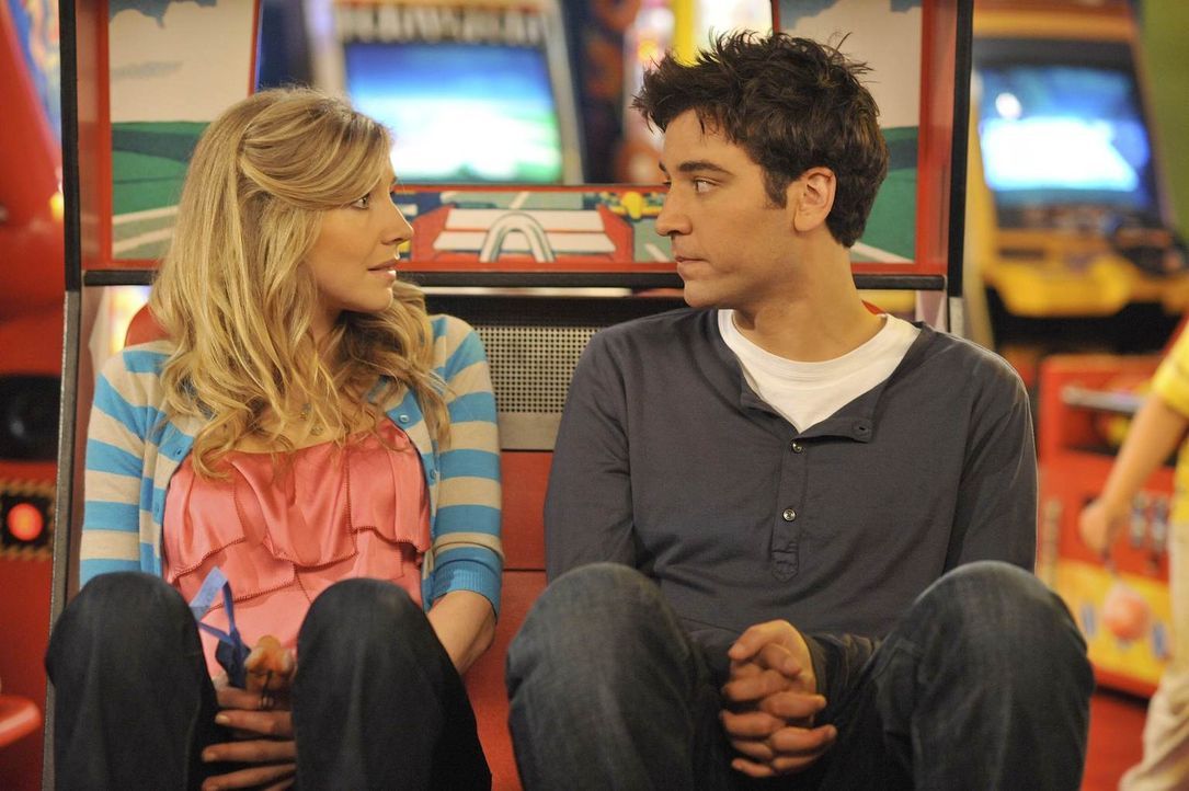 Ted (Josh Radnor, r.) weiß noch nicht alles über seine zukünftige Ehefrau Stella (Sarah Chalke, l.), aber er weiß, dass sie auf jeden Fall die Richt... - Bildquelle: 20th Century Fox International Television