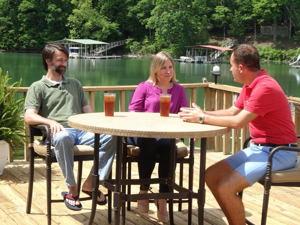 Nicht nur für die Reichen - Am Lewis Smith Lake, Alabama, probiert Immobilienmakler Justin Dyar (r.) für Leslie (M.) und Joseph (l.) ein bezahlbares... - Bildquelle: 2015,HGTV/Scripps Networks, LLC. All Rights Reserved