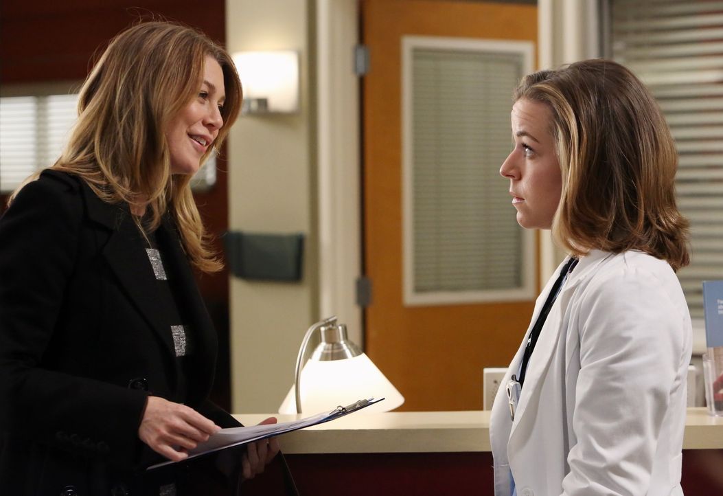 Meredith (Ellen Pompeo, l.) wird von Heather (Tina Majorino, r.) zu einer 19-jährigen Patientin geholt, die über ständige Übelkeit und einen aufgebl... - Bildquelle: ABC Studios