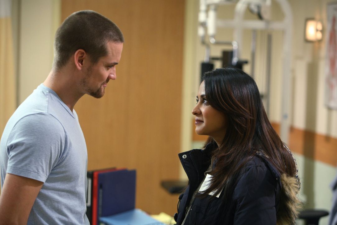 Endlich wieder vereint: Ray (Shane West, l.) und Neela (Parminder Nagra, r.) ... - Bildquelle: Warner Bros. Television
