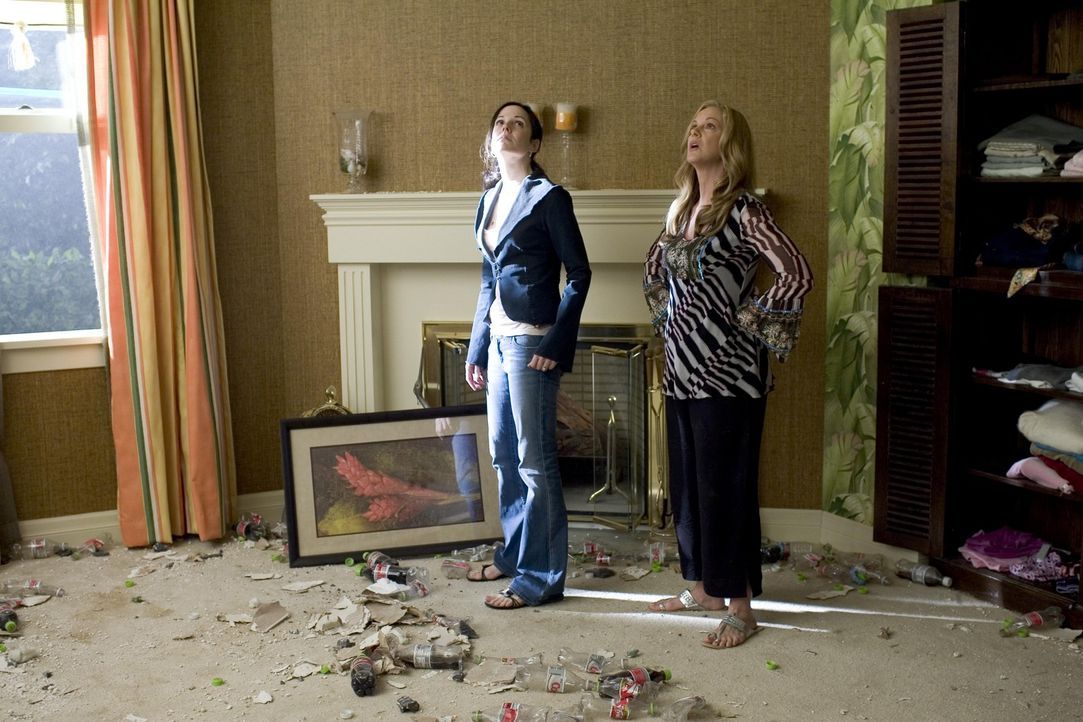 Nancy (Mary-Louise Parker, l.) und Celia (Elizabeth Perkins, r.) begutachten die Katastrophe im Haus ... - Bildquelle: Lions Gate Television