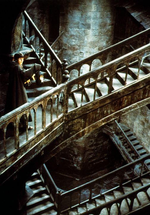 Adson (Christian Slater) hat sich in dem weitläufigen Klosterlabyrinth verirrt ... - Bildquelle: Constantin Film