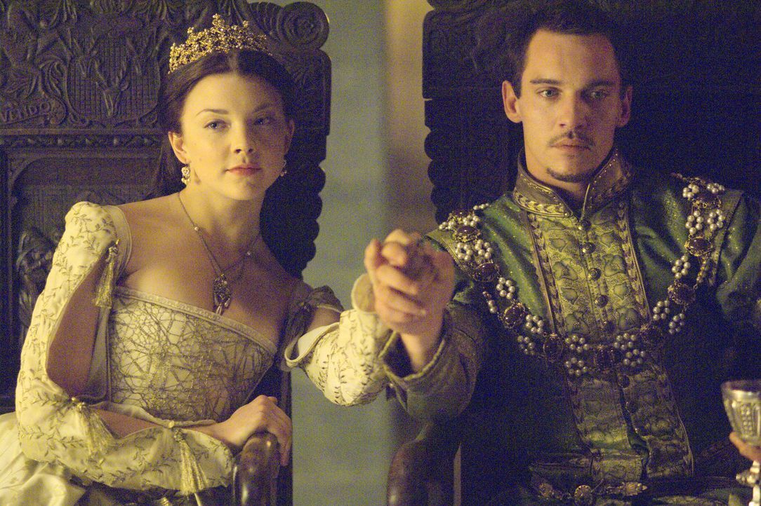 Anne (Natalie Dormer, l.) gibt sich Henry (Jonathan Rhys Meyers, r.) endlich hin und verspricht, ihm einen Sohn zu schenken ... - Bildquelle: 2008 TM Productions Limited and PA Tudors II Inc. All Rights Reserved.