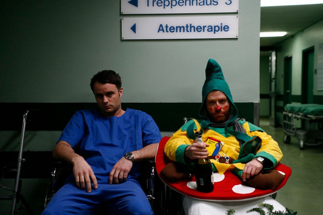 Rosenmontag. In der Klinik herrscht das Chaos, überall Betrunkene und Verletzte, die medizinisch betreut werden müssen. Leo (André Röhner, l.) ist a... - Bildquelle: Volker Roloff SAT.1