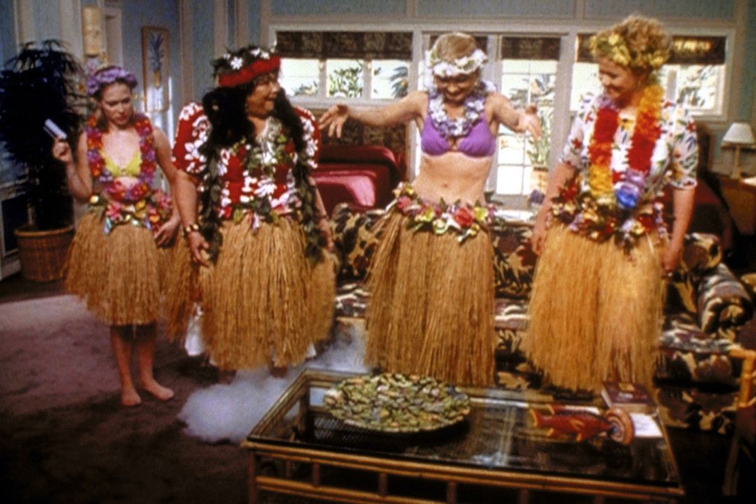 Sabrina (Melissa Joan Hart, l.) hat auf Hawaii das Familiengeheimnis gelöst und bekommt von Pele (Kellye Nakahara, 2.v.l.), der Göttin des Feuers,... - Bildquelle: Paramount Pictures