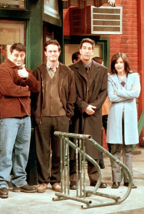 (v.l.n.r.) Joey (Matt LeBlanc), Chandler (Matthew Perry), Ross (David Schwimmer) und Monica (Courteney Cox) beobachten Phoebes erste Versuche auf de... - Bildquelle: TM+  2000 WARNER BROS.